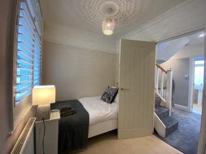 Ένα ή περισσότερα κρεβάτια σε δωμάτιο στο Beautiful 5 Bedroom, Amazing Water & Valley Views