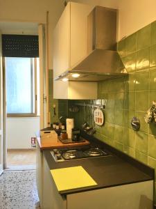 uma cozinha com um lavatório e um fogão forno superior em Flat for tourist use a stone's throw from center em Roma