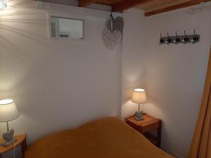Giường trong phòng chung tại Entre port et village