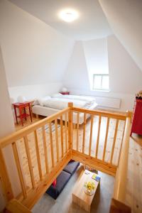 プットブスにあるGutshaus Ketelshagenのベッドと木製の階段が備わる部屋