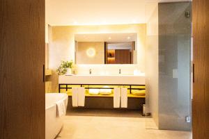 
A bathroom at Onyria Quinta da Marinha Hotel
