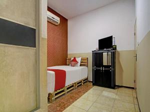 Un pat sau paturi într-o cameră la SUPER OYO 90358 Poris Residence Syariah