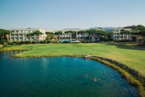 una vista aérea de un campo de golf con un cuerpo de agua en Onyria Quinta da Marinha Hotel, en Cascais