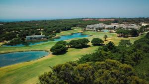 een luchtzicht op een golfbaan met een meer bij Onyria Quinta da Marinha Hotel in Cascais