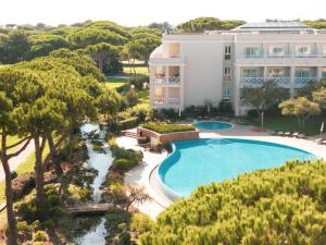 Vue sur la piscine de l'établissement Onyria Quinta da Marinha Hotel ou sur une piscine à proximité