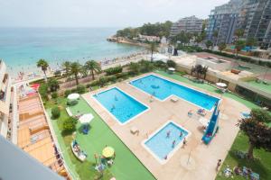 an overhead view of a swimming pool next to the ocean at Voramar 26b in Calpe