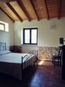 TresanaにあるCa Giacomoのベッドルーム(大型ベッド1台、窓付)