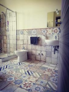 TresanaにあるCa Giacomoのバスルーム(洗面台、トイレ、シャワー付)