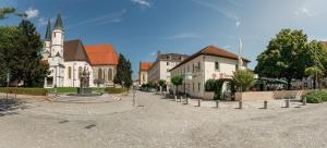 una strada in una città con una chiesa di Gockerlwirt & PilgerPension ad Altötting