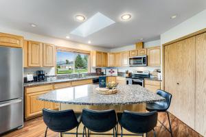a kitchen with a table and some chairs in it at La Via Bella Retreat by the Lake in Manson
