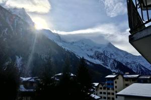 vista su una montagna innevata con città di Charmant appartement, centre ville, vue Mont-Blanc a Chamonix-Mont-Blanc
