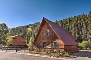 Galeriebild der Unterkunft Ski-InandSki-Out Red River Cabin with Mtn Views! in Red River