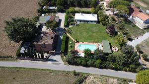 an aerial view of a house with a yard at Villa Portoverde in Foiano della Chiana