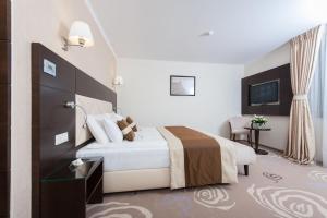 Un pat sau paturi într-o cameră la Hotel Coroana de Aur