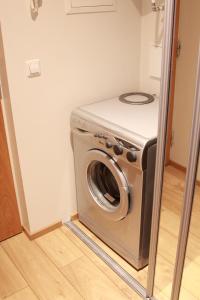 - Lavadora y secadora en una habitación pequeña en Papli Apartments en Pärnu