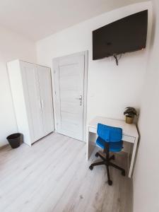 Televízia a/alebo spoločenská miestnosť v ubytovaní Apartament Kraków Arena No. 100
