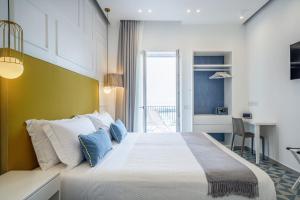 Un pat sau paturi într-o cameră la Capri Marina Suite
