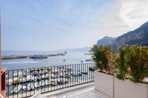 卡普里Capri Marina Suite的港口景色，水里停着小船