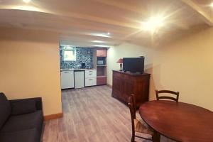 a living room with a table and a kitchen at Les berges du Doron in Planay +10 photos
