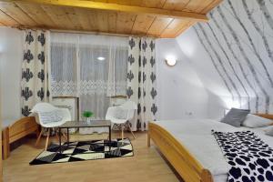 Posteľ alebo postele v izbe v ubytovaní KUROSOWY POTOK NOCLEGI ZAKOPANE CENTRUM