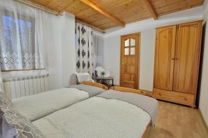 Posteľ alebo postele v izbe v ubytovaní KUROSOWY POTOK NOCLEGI ZAKOPANE CENTRUM