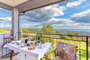 een tafel op een balkon met uitzicht op de bergen bij Apartments Sveti Leonard in Oprtalj