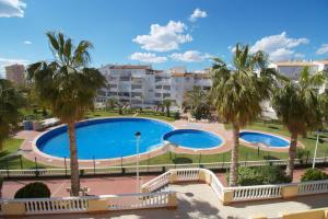 uma vista para duas piscinas num parque com palmeiras em Spanish connection - Marinesco II em La Manga del Mar Menor