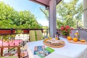 OprtaljにあるApartments Sveti Leonardの- バルコニー(フルーツバスケット付)