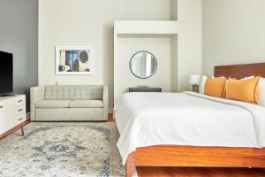 Postel nebo postele na pokoji v ubytování The Arco powered by Sonder