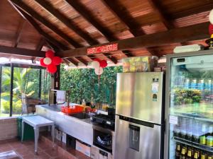 Rozo的住宿－La Morocha Hospedaje & Relax Campestre，厨房配有不锈钢冰箱和台面