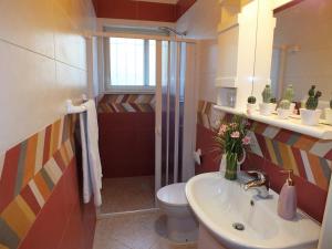 Koupelna v ubytování Casa Fronte Mare + 37 fotografií