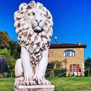 a statue of a lion in front of a building at Il Casolare Val Di Mare in Riparbella