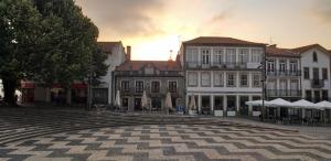 eine Straße in einer Stadt mit Gebäuden und einem Platz in der Unterkunft Casa do Sol in Arouca