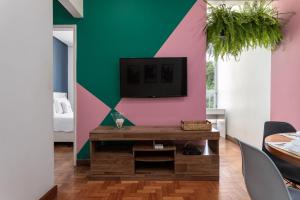 sala de estar con TV en la pared en Acolhedor em Copacabana - Perto da praia - RDL1112 Z5, en Río de Janeiro