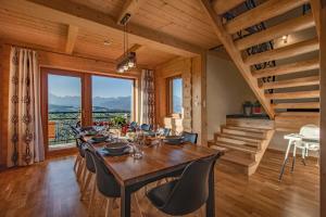 une salle à manger avec une grande table et des chaises en bois dans l'établissement Domki u Skowyrów, à Gliczarów