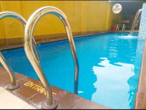 A piscina localizada em Presken Hotels @Alade Avenue ou nos arredores