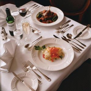 En restaurant eller et andet spisested på Royal York & Faulkner Hotel