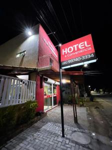 una señal de hotel frente a un edificio por la noche en Pousada Pilotos, en Itapipoca