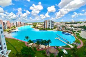una vista aérea de una gran piscina en una ciudad en Dreams Lagoon by Andiani Travel, en Cancún