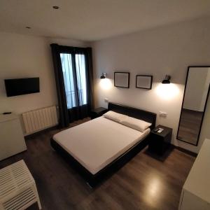Un dormitorio con una gran cama blanca y una ventana en Room Pride, en Madrid
