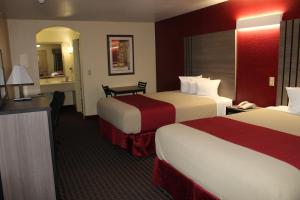 Кровать или кровати в номере Scottish Inns Fort Worth