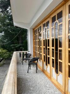 un patio con bancos y ventanas en un edificio en Hotel Shogi en Zugdidi