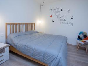 una camera con letto e sedia di Apartamentos El Pilar a Saragozza