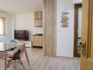 サラゴサにあるApartamentos El Pilarのテーブルとダイニングルームのあるリビングルーム