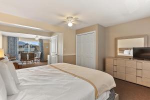 A bed or beds in a room at Granada Ocean Resort