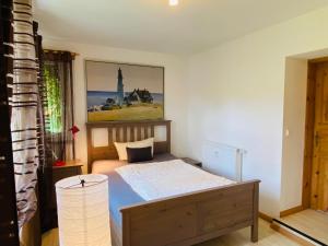 a bedroom with a bed and a painting on the wall at Apartment Emil im EG mit Garten in Suhl in Suhl