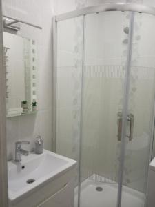 Ванная комната в Modern fresh-new appartment near the park Sofievka
