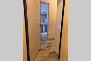 uma porta aberta para uma casa de banho com um espelho em BGY Airport - La Cascinetta em Grassobbio