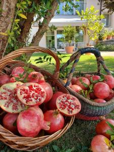 two baskets of pomegranates sitting on the grass at Agriturismo Relais Maddalene101 in Vicenza