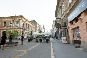 een straat waar mensen over straat lopen bij Downtown 1 in Subotica